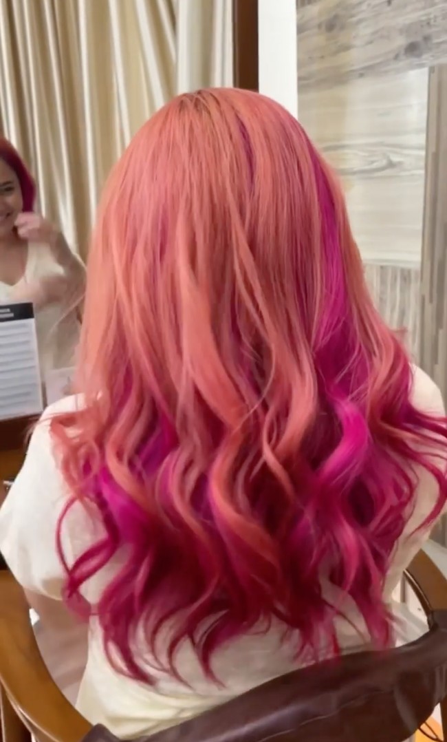 Beginilah penampakan rambut baru Marshanda usai di styling. Banyak netizen yang memuji warna rambut baru Marshanda dan menyebutnya makin terlihat cantik. Bagaimana menurutmu? Foto: Instagram/@marshanda99