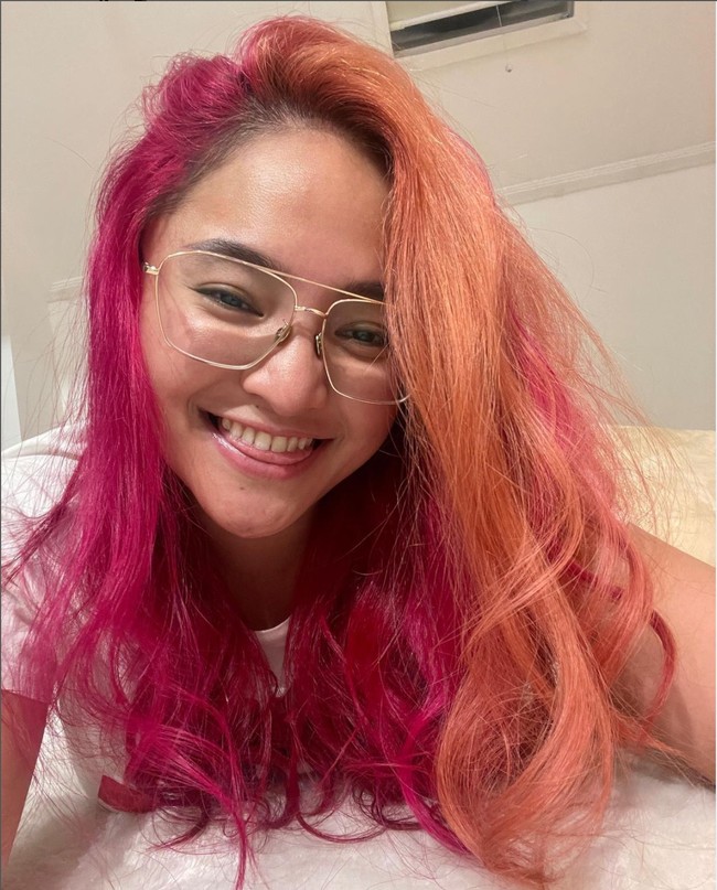 Marshanda diketahui mengubah warna rambutnya tepat di Hari Bipolar Sedunia yang jatuh pada tanggal 30 Maret 2022. Kini penampilannya pun jadi terlihat semakin berani dan fresh. Foto: Instagram/@marshanda99