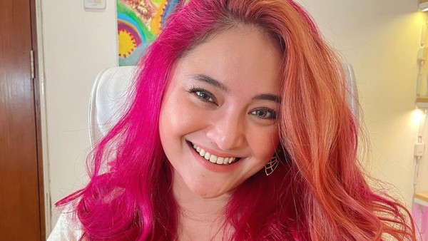 8 Gaya Baru Marshanda, Tampil Berani Dengan Rambut Warna Peach & Merah Muda