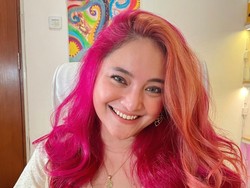 8 Gaya Baru Marshanda, Tampil Berani Dengan Rambut Warna Peach & Merah Muda