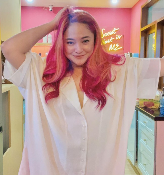 Ibu satu anak ini berusaha memperbanyak minum air putih. Menurut bintang sinetron Bidadari ini, minum air putih bisa memberikan banyak manfaat untuk kesehatan. Mulai dari membangun fisik yang lebih baik, menyehatkan otak dan mental. Foto: Instagram/@marshanda99