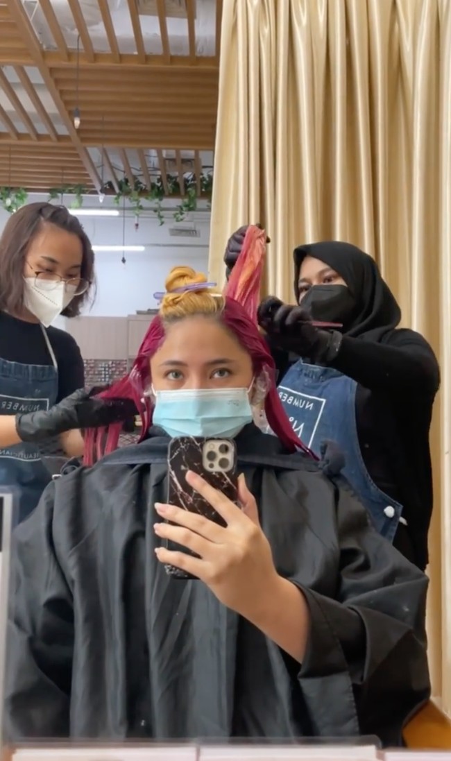 Penampilan terbaru Marshanda berhasil mencuri atensi. Biasa tampil dengan rambut berwarna hitam, kali ini Marshanda memilih untuk mengubah warna rambutnya itu menjadi lebih terang. Foto: Instagram/@marshanda99