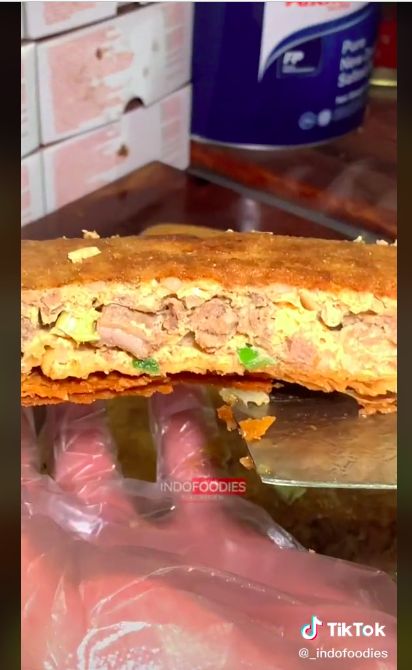 Martabak telur isi nasi Padang