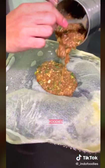Martabak telur isi nasi Padang