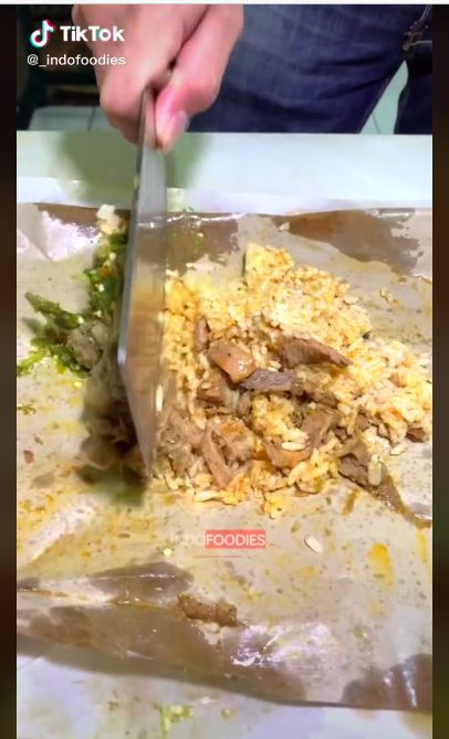 Martabak telur isi nasi Padang