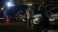Jemaah sudah berada di area masjid sejak salat Magrib tiba.