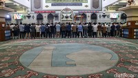 Pada salat tarawih kali ini, jemaah dibolehkan merapatkan saf.