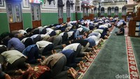 Pihak Masjid Agung Al-Azhar menetapkan 1 Ramadan 1443 H jatuh pada Sabtu (2/4/2022) sehingga salat tarawih perdana digelar malam ini. 