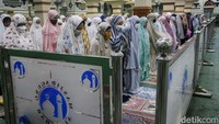 Dalam salat tarawih ini jemaah wajib mematuhi protokol kesehatan pencegahan Corona.