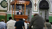 Masjid Al-Azhar siap menampung 1.500 orang jemaah saat salat Tarawih. Kapasitas tersebut termasuk jemaah laki-laki dan perempuan.