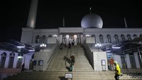 Jemaah berdatangan ke Masjid Al-Azhar, Jakarta Selatan untuk melaksanakan salat tarawih, Jumat (1/4/2022).
