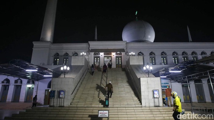 Masjid Al-Azhar Jaksel Gelar Salat Tarawih Malam Ini Masjid Agung Al-Azhar, Jakarta Selatan, bakal menggelar salat Tarawih berjemaah, Jumat (1/4/2022) malam.