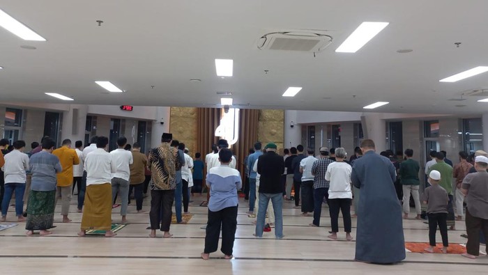 Suasana salat tarawih pertama di Masjid At-Tanwir PP Muhammadiyah Jakarta, Jumat (1/4/2022).