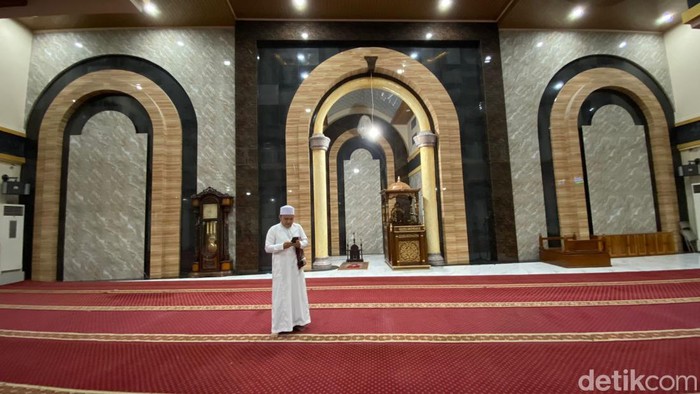 Masjid Baitul Muminin Makassar mulai melaksanakan salat tarawih pertama Ramadan 1443 Hijriah pada Sabtu 2 April 2022.