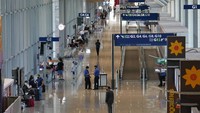 Pembukaan perbatasan itu dilakukan Malaysia usai negara tersebut resmi masuk fase awal endemi COVID-19.  