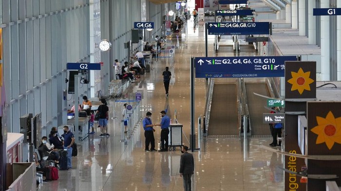 Masuk Fase Awal Endemi COVID-19, Malaysia Buka Pintu Buat Turis Asing Malaysia membuka kembali perbatasannya untuk wisatawan asing mulai 1 April 2022. Meski begitu turis asing harus sudah divaksinasi penuh untuk memasuki Malaysia.