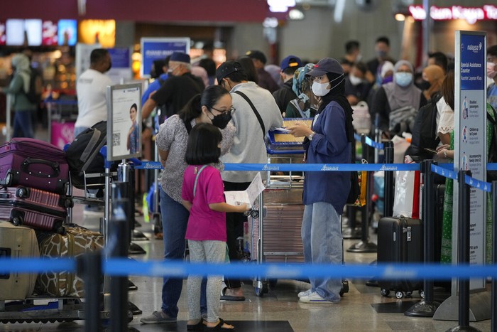 Malaysia membuka kembali perbatasannya untuk wisatawan asing mulai 1 April 2022. Meski begitu turis asing harus sudah divaksinasi penuh untuk memasuki Malaysia.