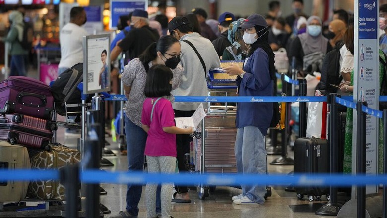 Masuk Fase Awal Endemi COVID-19, Malaysia Buka Pintu Buat Turis Asing Malaysia membuka kembali perbatasannya untuk wisatawan asing mulai 1 April 2022. Meski begitu turis asing harus sudah divaksinasi penuh untuk memasuki Malaysia.