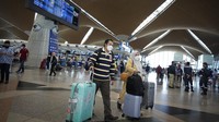 Sejumlah pelancong berdatangan ke bandara tersebut untuk melakukan perjalanan.