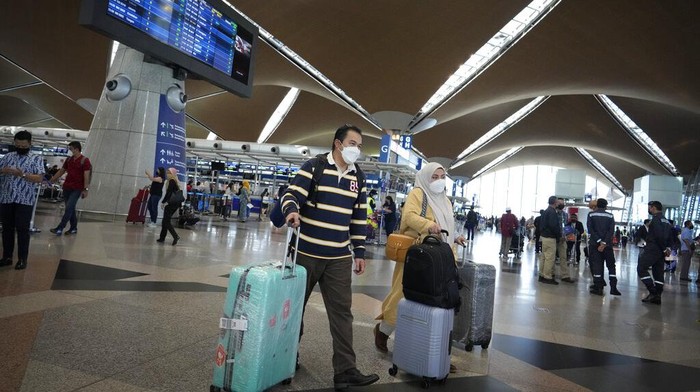 Malaysia membuka kembali perbatasannya untuk wisatawan asing mulai 1 April 2022. Meski begitu turis asing harus sudah divaksinasi penuh untuk memasuki Malaysia.