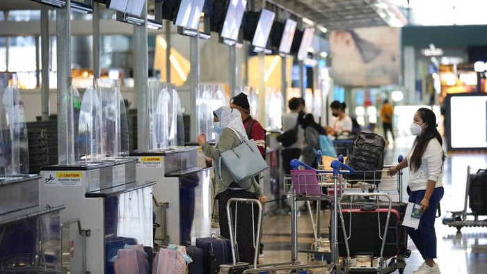 Masuk Fase Awal Endemi COVID-19, Malaysia Buka Pintu Buat Turis Asing Malaysia membuka kembali perbatasannya untuk wisatawan asing mulai 1 April 2022. Meski begitu turis asing harus sudah divaksinasi penuh untuk memasuki Malaysia.
