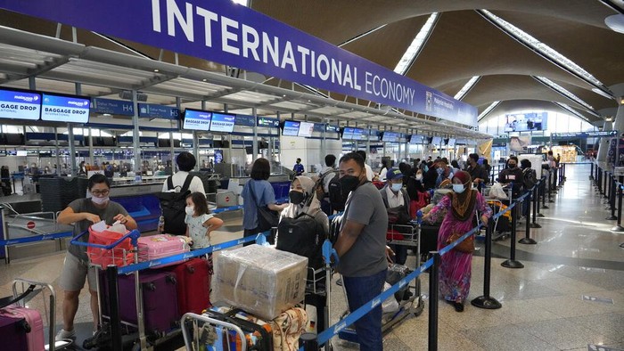 Masuk Fase Awal Endemi COVID-19, Malaysia Buka Pintu Buat Turis Asing Malaysia membuka kembali perbatasannya untuk wisatawan asing mulai 1 April 2022. Meski begitu turis asing harus sudah divaksinasi penuh untuk memasuki Malaysia.