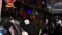 Selain membeli bahan pangan, mereka juga berburu berbagai pernak-pernik untuk menghias rumah.