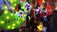 Suasana pasar juga tampak meriah dengan lampu warna-warni.  