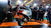 Skutik ini mengusung mesin SOHC dan pembakaran injeksi dengan power 6.2 KW/7.500 RPM.
