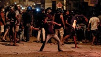 Mengutip Reuters, demonstran membakar bus di puncak jalan menuju kediaman Presiden Sri Lanka Gotabaya Rajapaksa.