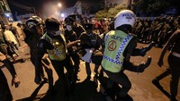 Demonstrasi yang diwarnai aksi bakar ban itu pun diamankan petugas kepolisian. Tampak polisi membawa seorang petugas yang terluka di tengah aksi unjuk rasa di dekat kediaman Presiden Sri Lanka Gotabaya Rajapaksa.  