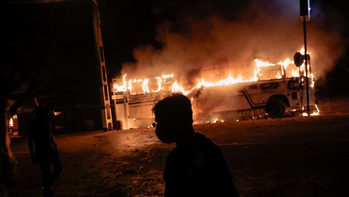 Warga Sri Lanka gelar aksi unjuk rasa imbas krisis ekonomi yang memicu kelangkaan BBM dan pemadaman listrik berkepanjangan. Demo diwarnai aksi bakar bus.