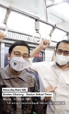 Menteri Keuangan Sri Mulyani Bersama Menteri Perhubungan, Budi Karya Sumadi mencoba rute KRL Stasiun Cikarang-Stasiun Bekasi Timur, bagian dari kereta double-double track (DTT) Manggarai-Cikarang. (Tangkapan Layar via Instagram @smindrawati)