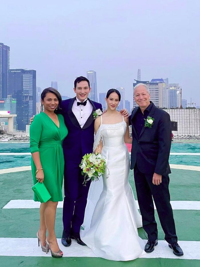 Mike Lewis Pernikahan Mike Lewis dengan Janisaa Pradja