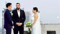 Pernikahan Mike Lewis dan Janisaa Pradja terlihat sederhana tapi berkesan. Tidak perlu dekorasi heboh, pemandangan dan langit Jakarta secara alami menghiasi lokasi pernikahan pasangan itu. Foto: dok. Instagram Bindipack
