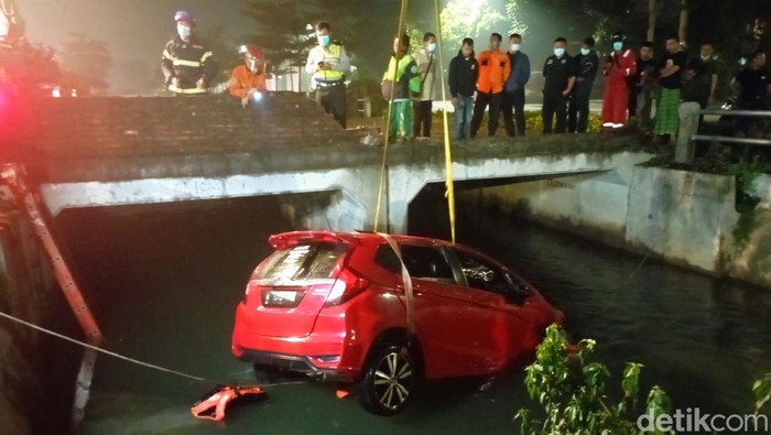 Mobil nyemplung sungai di Jalan Raya Prapen Surabaya