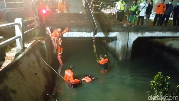 Mobil nyemplung sungai di Jalan Raya Prapen Surabaya
