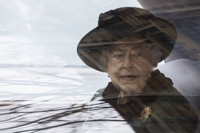 Mobil Ratu Elizabeth II LONDON, ENGLAND - MARCH 29: Queen Elizabeth II leaves after attending the Thanksgiving service for the Duke of Edinburgh at Westminster Abbey on March 29, 2022 in London, England. (Photo by Dan Kitwood/Getty Images)