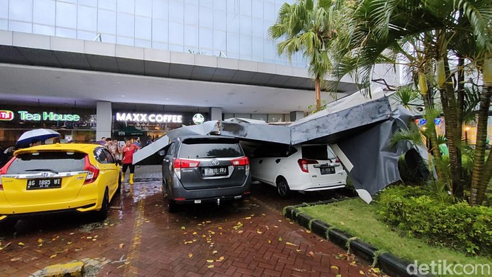 Mobil tertimpa baliho di Kediri