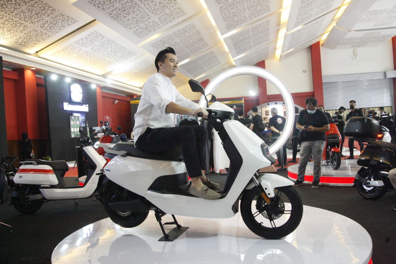 Motor listrik NIU meluncur di IIMS Hybrid 2022