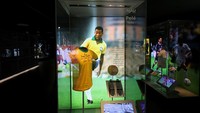 Jersey legenda sepakbola Brasil Pele menjadi salah satu koleksi di 3-2-1 Qatar Olympic and Sports Museum di Doha, Qatar. (AFP/KARIM JAAFAR)