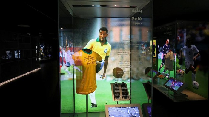 Jersey legenda sepakbola Brasil Pele menjadi salah satu koleksi di 3-2-1 Qatar Olympic and Sports Museum di Doha, Qatar.