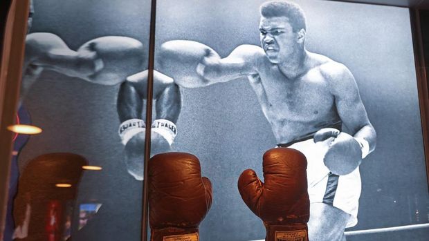 Sarung tinju milik Muhammed Ali, saat dia memenangkan medali emas Olimpiade 1960 Romadi Museum Olahraga dan Olimpiade 3-2-1 di  Doha.