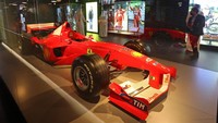 Mobil Ferrari milik Michael Schumacher juga dipamerkan di 3-2-1 Qatar Olympic and Sports di Doha. (AFP/KARIM JAAFAR)