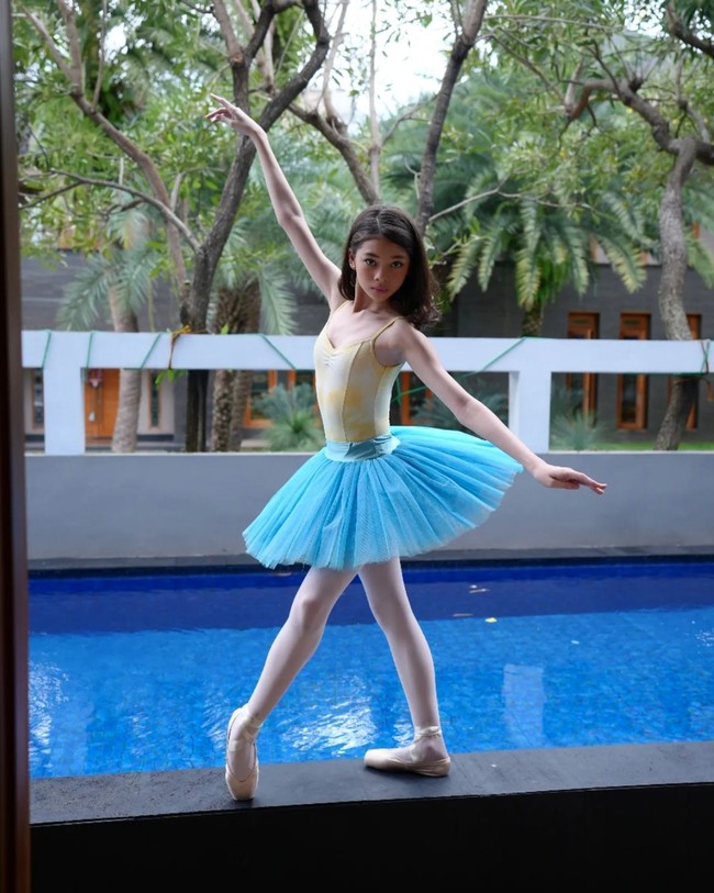 Nada sendiri merupakan seorang ballerina. Dirinya sudah belajar balet sejak kecil. Di akun Instagramnya, Nada sering memamerkan dirinya ketika melakukan gerakan-gerakan balet. Foto: Instagram/@nada_tarina_putri