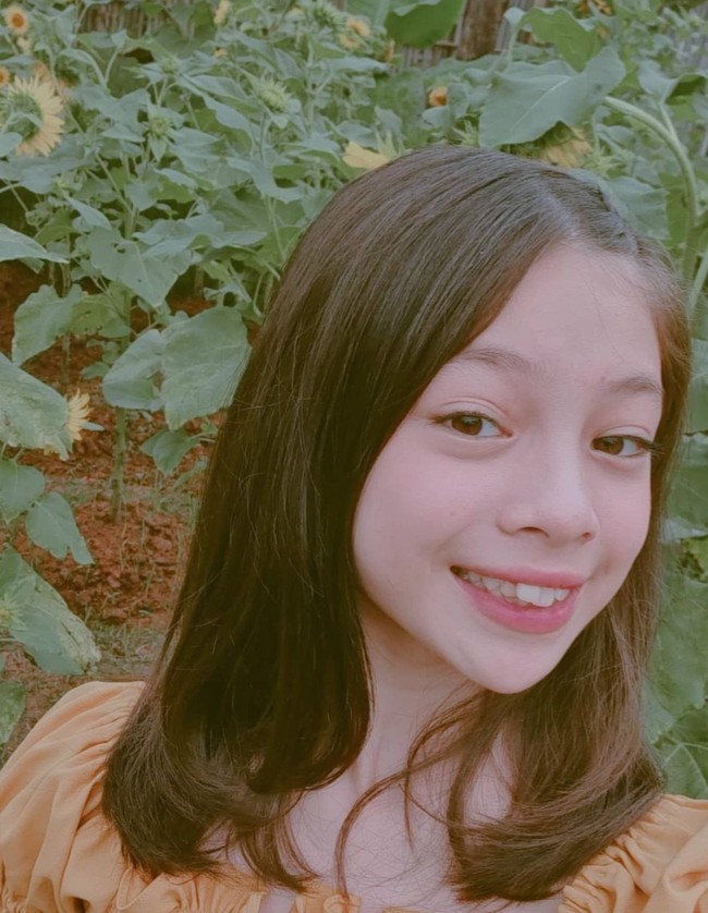 Rupanya Nada adalah anak dari teman baik Deddy Corbuzier. Melalui podcast milik Deddy, ayah Azka Corbuzier itu menjelaskan bahwa sebelumnya ia telah meminta izin dari ayah Nada untuk mengadopsinya. Foto: Instagram/@nada_tarina_putri