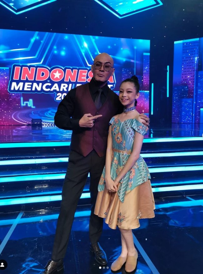 Diketahui bahwa Nada merupakan salah satu peserta di Indonesia Mencari Bakat 2022, dimana Deddy Corbuzier yang menjadi jurinya. Begini penampilan Deddy dan Nada saat berpose bersama. Foto: Instagram/@nada_tarina_putri