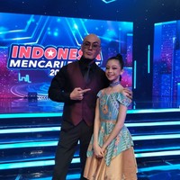 Diketahui bahwa Nada merupakan salah satu peserta di Indonesia Mencari Bakat 2022, dimana Deddy Corbuzier yang menjadi jurinya. Begini penampilan Deddy dan Nada saat berpose bersama. Foto: Instagram/@nada_tarina_putri