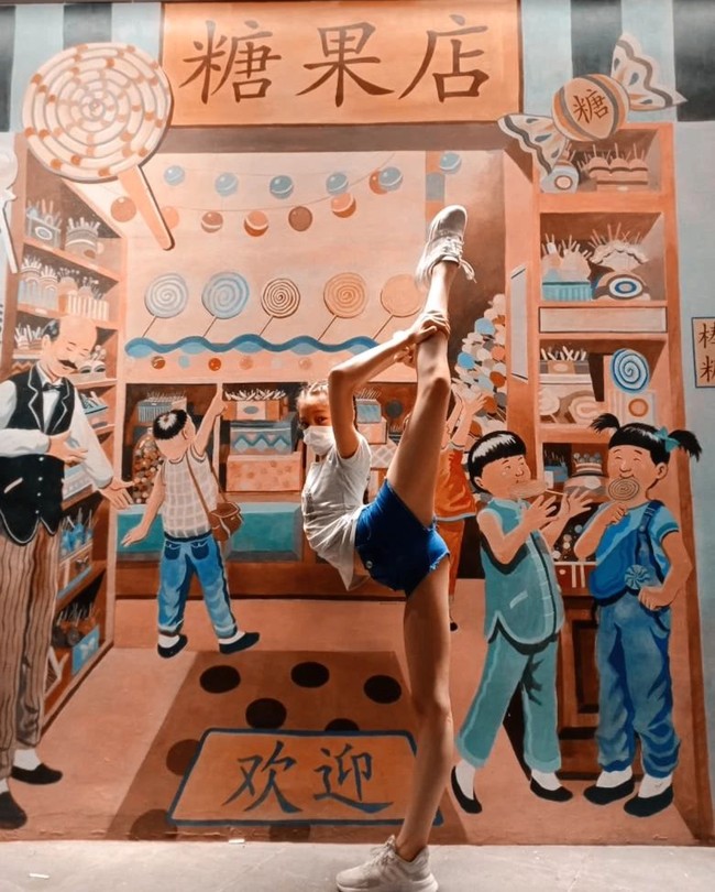 Jago menari balet, tak heran jika Nada memiliki tubuh yang lentur, seperti yang terlihat dalam foto yang satu ini. Nada tampak berpose mengangkat salah satu kakinya ke atas. Foto: Instagram/@nada_tarina_putri