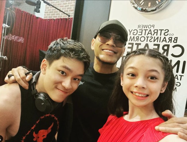 Nama Nada Tarina Putri belakangan disorot karena dikabarkan menjadi anak angkat Deddy Corbuzier sekaligus adik Azka Corbuzier. Kini telah menjadi bagian dari keluarga Corbuzier, Nada terlihat akrab dengan Deddy dan juga Azka. Foto: Instagram/@nada_tarina_putri
